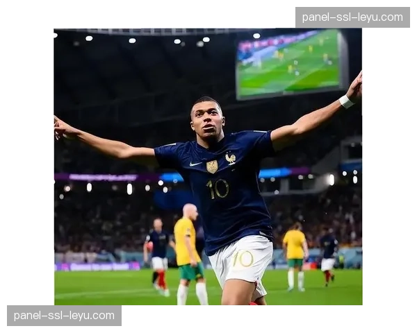 终场哨响，姆巴佩低头径直走回更衣室